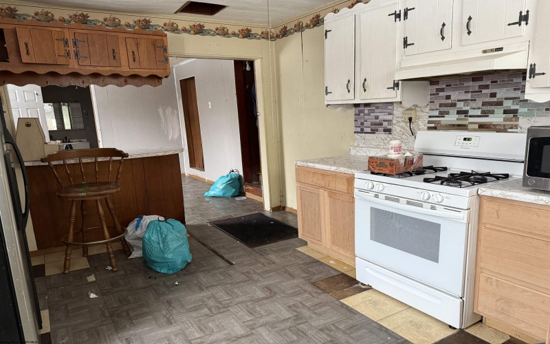 1400 Husky Highway, Fairmont, West Virginia 26554, 3 Bedrooms Bedrooms, 6 Rooms Rooms,1 BathroomBathrooms,Single Family Detached,For Sale,Husky,10162893