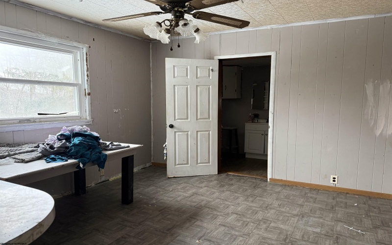 1400 Husky Highway, Fairmont, West Virginia 26554, 3 Bedrooms Bedrooms, 6 Rooms Rooms,1 BathroomBathrooms,Single Family Detached,For Sale,Husky,10162893