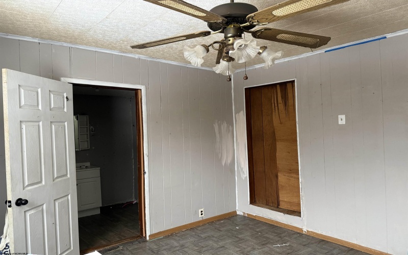 1400 Husky Highway, Fairmont, West Virginia 26554, 3 Bedrooms Bedrooms, 6 Rooms Rooms,1 BathroomBathrooms,Single Family Detached,For Sale,Husky,10162893