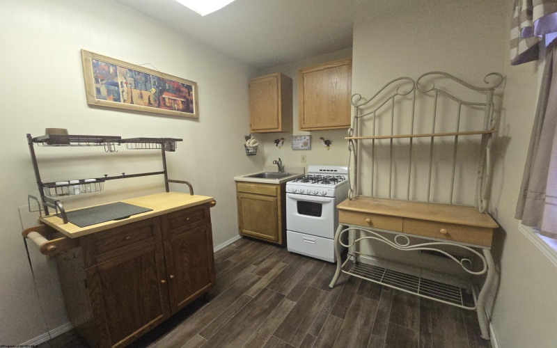 1 College Ave Avenue, Buckhannon, West Virginia 26201-3405, 2 Bedrooms Bedrooms, 5 Rooms Rooms,1 BathroomBathrooms,Residential Rentals,For Rent,1 College Ave,10162903