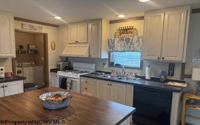 40 Yankee Lane, Beverly, West Virginia 26253, 2 Bedrooms Bedrooms, 8 Rooms Rooms,2 BathroomsBathrooms,Single Family Detached,For Sale,Yankee,10162931