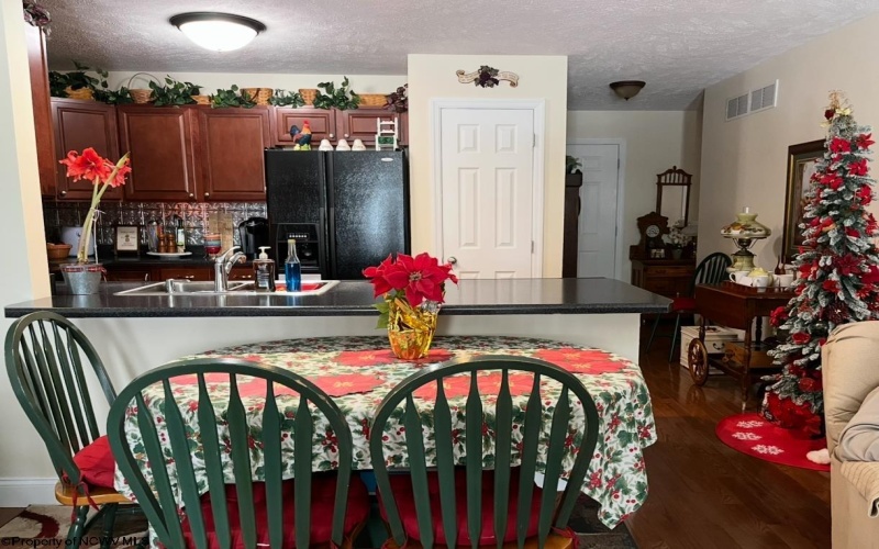 29 Par Lane, Maidsville, West Virginia 26541, 3 Bedrooms Bedrooms, 5 Rooms Rooms,2 BathroomsBathrooms,Single Family Attached,For Sale,Par,10162941