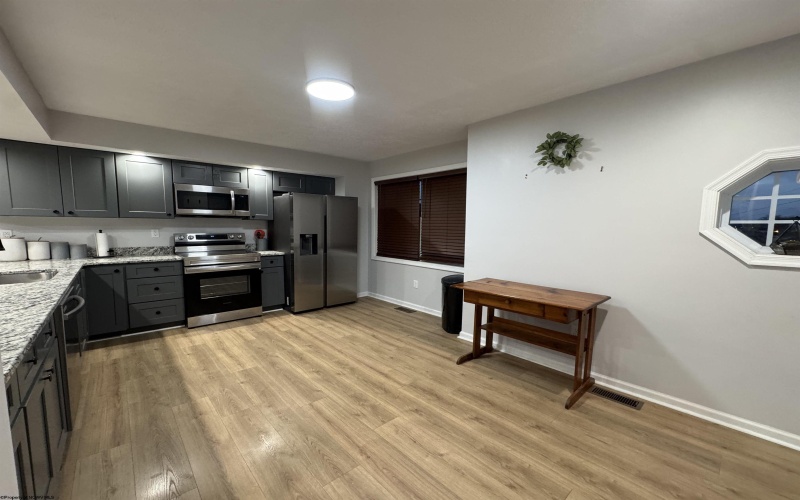 102 Northern Heights Drive, Clarksburg, West Virginia 26301-4644, 3 Bedrooms Bedrooms, 6 Rooms Rooms,2 BathroomsBathrooms,Single Family Attached,For Sale,Northern Heights,10162942