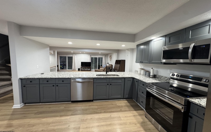 102 Northern Heights Drive, Clarksburg, West Virginia 26301-4644, 3 Bedrooms Bedrooms, 6 Rooms Rooms,2 BathroomsBathrooms,Single Family Attached,For Sale,Northern Heights,10162942