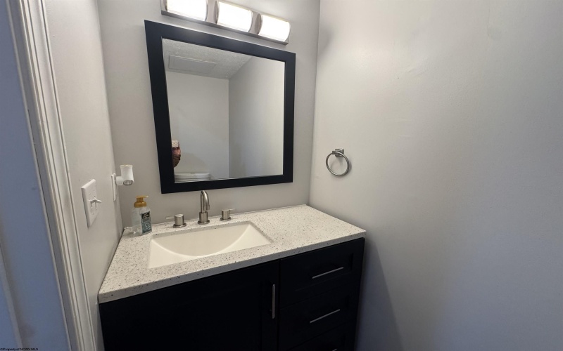 102 Northern Heights Drive, Clarksburg, West Virginia 26301-4644, 3 Bedrooms Bedrooms, 6 Rooms Rooms,2 BathroomsBathrooms,Single Family Attached,For Sale,Northern Heights,10162942