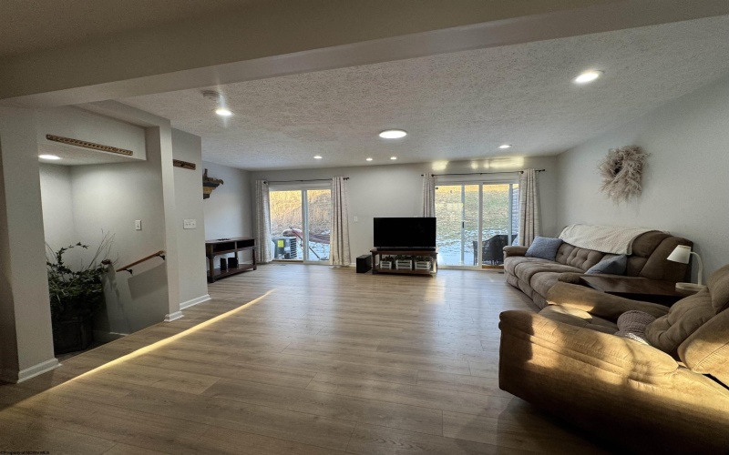 102 Northern Heights Drive, Clarksburg, West Virginia 26301-4644, 3 Bedrooms Bedrooms, 6 Rooms Rooms,2 BathroomsBathrooms,Single Family Attached,For Sale,Northern Heights,10162942