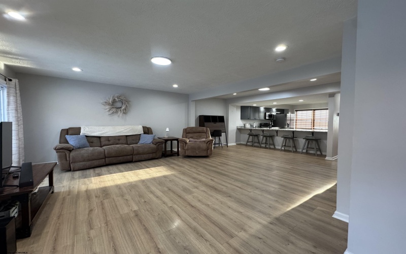 102 Northern Heights Drive, Clarksburg, West Virginia 26301-4644, 3 Bedrooms Bedrooms, 6 Rooms Rooms,2 BathroomsBathrooms,Single Family Attached,For Sale,Northern Heights,10162942