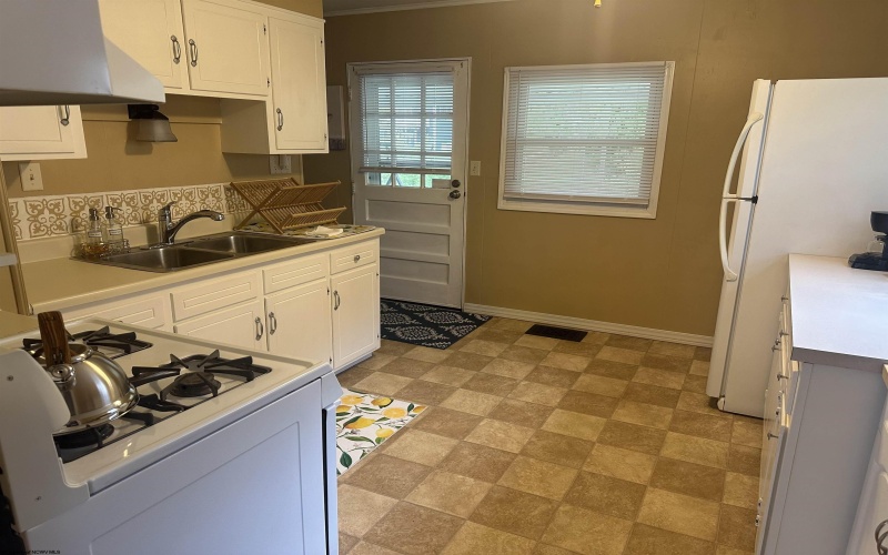 1208 Cambridge Avenue, Morgantown, West Virginia 26505, 3 Bedrooms Bedrooms, 7 Rooms Rooms,2 BathroomsBathrooms,Residential Rentals,For Rent,Cambridge,10159913