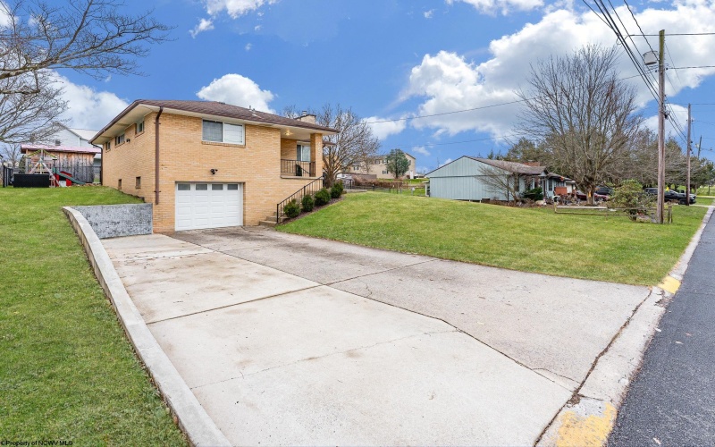 460 Broadway Avenue, Star City, West Virginia 26505, 3 Bedrooms Bedrooms, 5 Rooms Rooms,2 BathroomsBathrooms,Single Family Detached,For Sale,Broadway,10162973