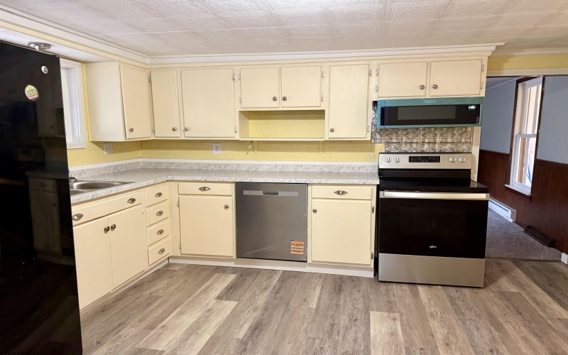 325 Morgantown Street, Kingwood, West Virginia 26537, 4 Bedrooms Bedrooms, 10 Rooms Rooms,1 BathroomBathrooms,Single Family Detached,For Sale,Morgantown,10162984