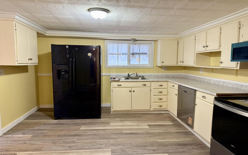 325 Morgantown Street, Kingwood, West Virginia 26537, 4 Bedrooms Bedrooms, 10 Rooms Rooms,1 BathroomBathrooms,Single Family Detached,For Sale,Morgantown,10162984