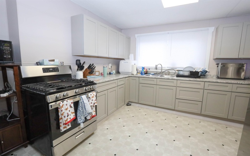 909 College Avenue, Morgantown, West Virginia 26508, 3 Bedrooms Bedrooms, 10 Rooms Rooms,2 BathroomsBathrooms,Residential Rentals,For Rent,College,10162670