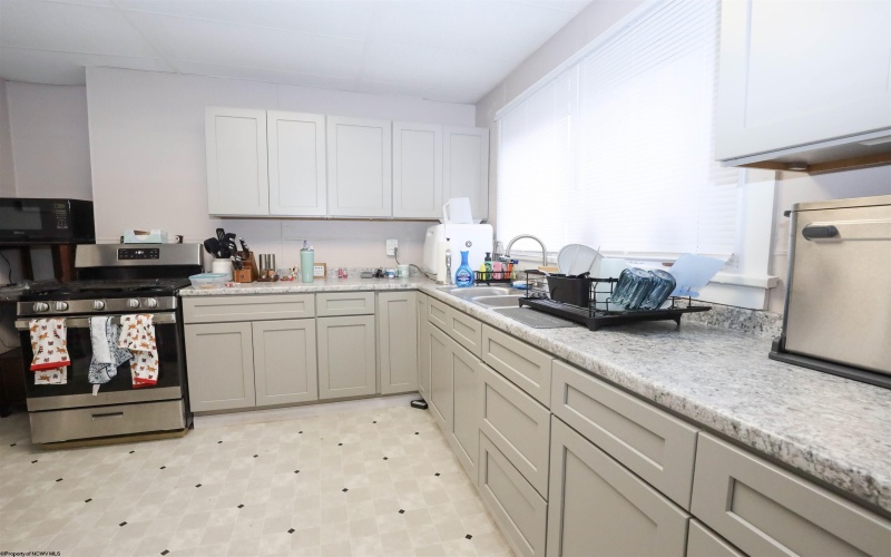 909 College Avenue, Morgantown, West Virginia 26508, 3 Bedrooms Bedrooms, 10 Rooms Rooms,2 BathroomsBathrooms,Residential Rentals,For Rent,College,10162670