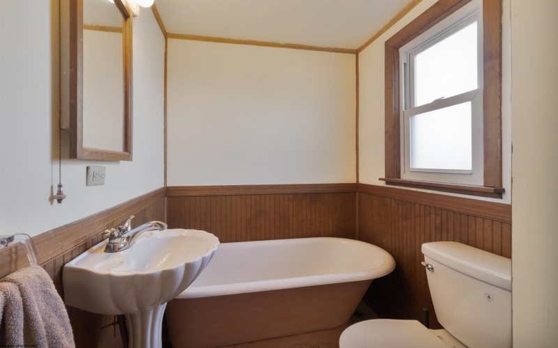 228 Jefferson Street, Bridgeport, West Virginia 26330, 3 Bedrooms Bedrooms, 8 Rooms Rooms,2 BathroomsBathrooms,Single Family Detached,For Sale,Jefferson,10161286