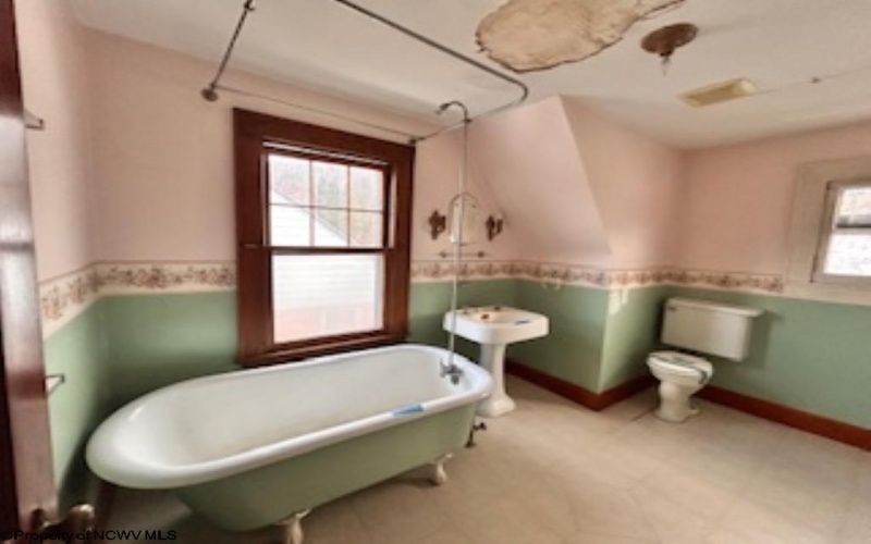 805 Chestnut Street, Clarksburg, West Virginia 26301, 3 Bedrooms Bedrooms, 10 Rooms Rooms,2 BathroomsBathrooms,Single Family Detached,For Sale,Chestnut,10163068