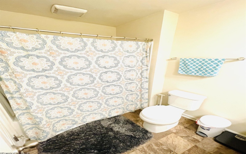 212 Kingsbury Court, Fairmont, West Virginia 26554, 3 Bedrooms Bedrooms, 8 Rooms Rooms,2 BathroomsBathrooms,Single Family Attached,For Sale,Kingsbury,10163063