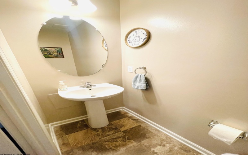 212 Kingsbury Court, Fairmont, West Virginia 26554, 3 Bedrooms Bedrooms, 8 Rooms Rooms,2 BathroomsBathrooms,Single Family Attached,For Sale,Kingsbury,10163063