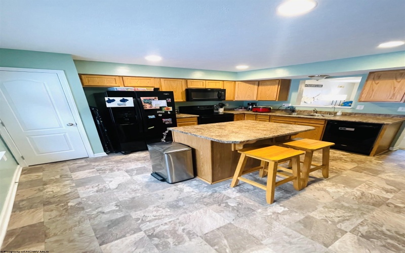 212 Kingsbury Court, Fairmont, West Virginia 26554, 3 Bedrooms Bedrooms, 8 Rooms Rooms,2 BathroomsBathrooms,Single Family Attached,For Sale,Kingsbury,10163063