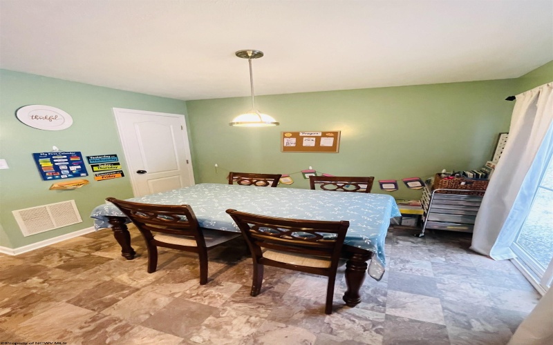 212 Kingsbury Court, Fairmont, West Virginia 26554, 3 Bedrooms Bedrooms, 8 Rooms Rooms,2 BathroomsBathrooms,Single Family Attached,For Sale,Kingsbury,10163063