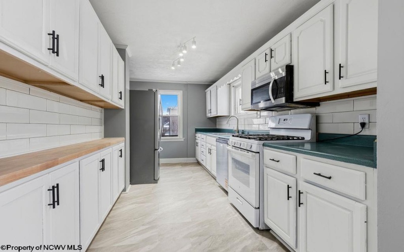 408 Maryland Avenue, Nutter Fort, West Virginia 26301, 3 Bedrooms Bedrooms, 6 Rooms Rooms,2 BathroomsBathrooms,Single Family Detached,For Sale,Maryland,10163066