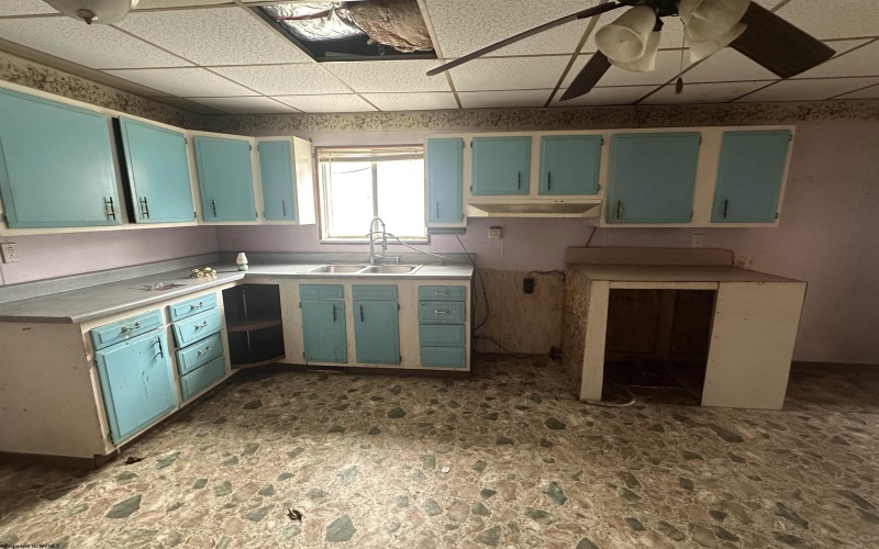 318 Broad Street, Weston, West Virginia 26452, 3 Bedrooms Bedrooms, 6 Rooms Rooms,1 BathroomBathrooms,Single Family Detached,For Sale,Broad,10163075