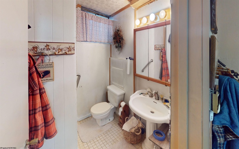 206 Gilbob Street, Fairmont, West Virginia 26554-9998, 3 Bedrooms Bedrooms, 10 Rooms Rooms,1 BathroomBathrooms,Single Family Detached,For Sale,Gilbob,10163077