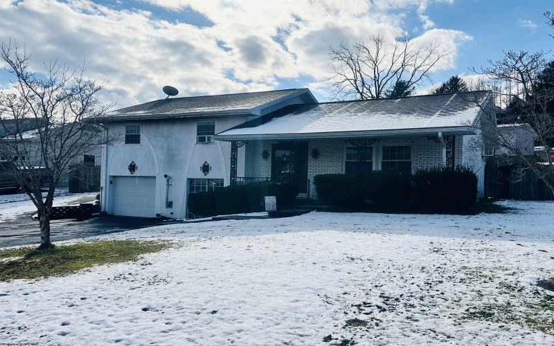 206 Gilbob Street, Fairmont, West Virginia 26554-9998, 3 Bedrooms Bedrooms, 10 Rooms Rooms,1 BathroomBathrooms,Single Family Detached,For Sale,Gilbob,10163077