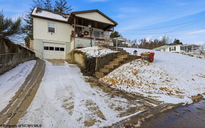 411 Roane Avenue, Clarksburg, West Virginia 26301, 3 Bedrooms Bedrooms, 6 Rooms Rooms,2 BathroomsBathrooms,Single Family Detached,For Sale,Roane,10163088