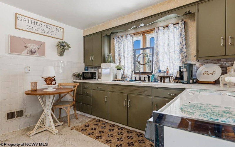 411 Roane Avenue, Clarksburg, West Virginia 26301, 3 Bedrooms Bedrooms, 6 Rooms Rooms,2 BathroomsBathrooms,Single Family Detached,For Sale,Roane,10163088