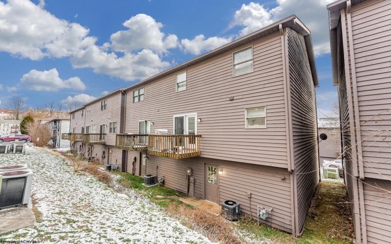 212 Stonegate Circle, Morgantown, West Virginia 26505, 3 Bedrooms Bedrooms, 5 Rooms Rooms,2 BathroomsBathrooms,Single Family Attached,For Sale,Stonegate,10163143