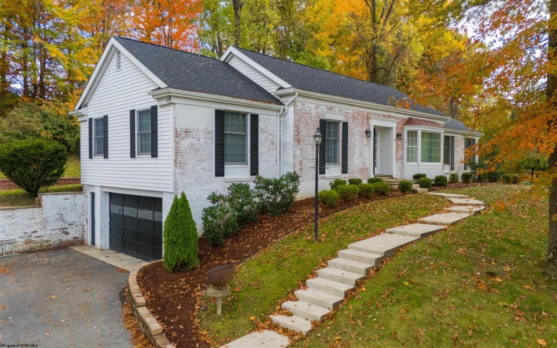 272 Lakeview Manor, Morgantown, West Virginia 26508-2907, 3 Bedrooms Bedrooms, 7 Rooms Rooms,3 BathroomsBathrooms,Residential Rentals,For Rent,Lakeview,10163164