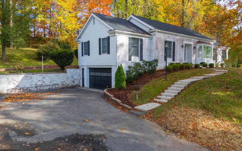 272 Lakeview Manor, Morgantown, West Virginia 26508-2907, 3 Bedrooms Bedrooms, 7 Rooms Rooms,3 BathroomsBathrooms,Residential Rentals,For Rent,Lakeview,10163164