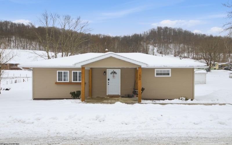 1829 Crooked Run Road, Clarksburg, West Virginia 26301, 2 Bedrooms Bedrooms, 5 Rooms Rooms,1 BathroomBathrooms,Single Family Detached,For Sale,Crooked Run,10163197