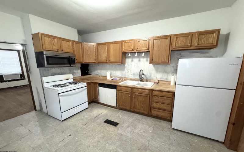 1108 Green Street, Fairmont, West Virginia 26554, 1 Bedroom Bedrooms, 8 Rooms Rooms,1 BathroomBathrooms,Single Family Detached,For Sale,Green,10163230