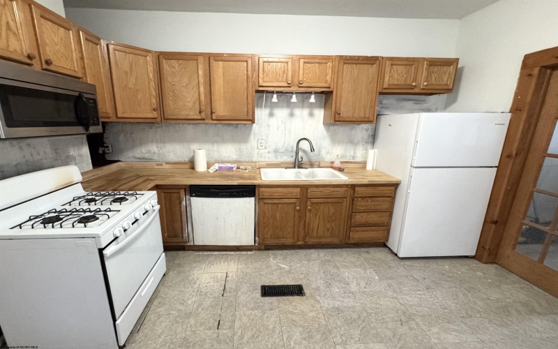 1108 Green Street, Fairmont, West Virginia 26554, 1 Bedroom Bedrooms, 8 Rooms Rooms,1 BathroomBathrooms,Single Family Detached,For Sale,Green,10163230