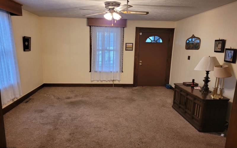 397 Monroe Avenue, Weston, West Virginia 26452, 3 Bedrooms Bedrooms, 6 Rooms Rooms,3 BathroomsBathrooms,Single Family Detached,For Sale,Monroe,10162213