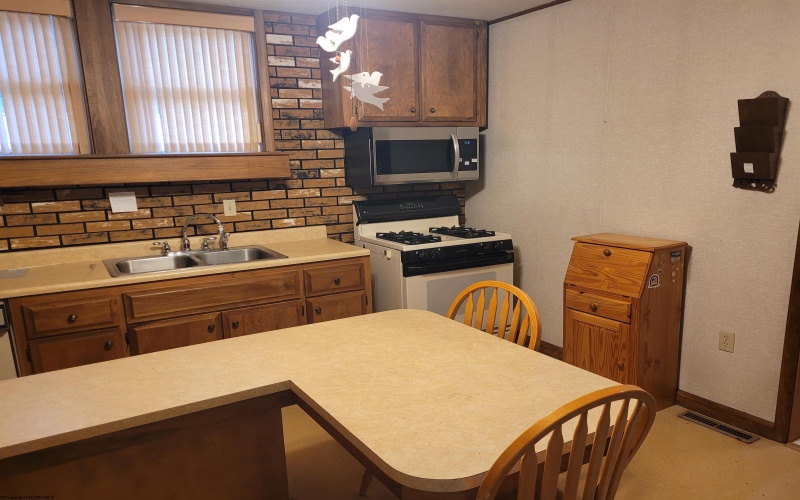 397 Monroe Avenue, Weston, West Virginia 26452, 3 Bedrooms Bedrooms, 6 Rooms Rooms,3 BathroomsBathrooms,Single Family Detached,For Sale,Monroe,10162213