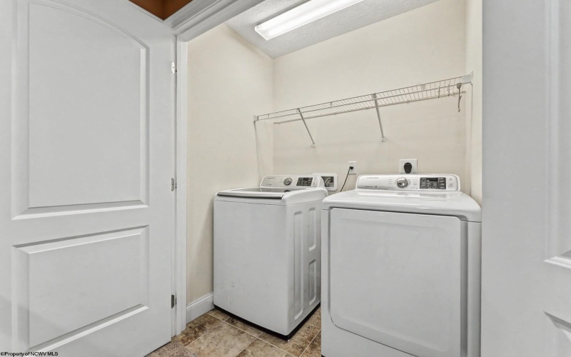 39 Sundance Drive, Morgantown, West Virginia 26508, 6 Bedrooms Bedrooms, 9 Rooms Rooms,3 BathroomsBathrooms,Single Family Detached,For Sale,Sundance,10163233