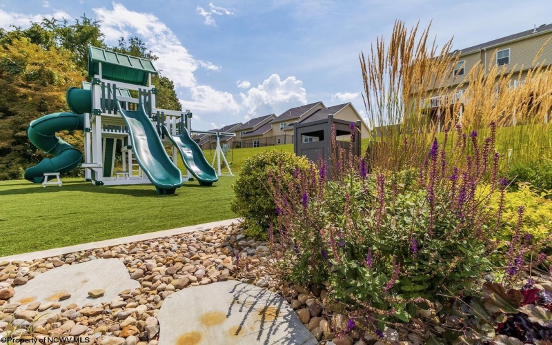 282 Red Oak Lane, Morgantown, West Virginia 26501, 3 Bedrooms Bedrooms, 7 Rooms Rooms,2 BathroomsBathrooms,Single Family Attached,For Sale,Red Oak,10163321