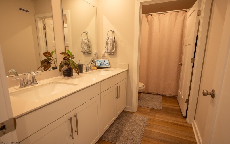 370 Lexington Circle, Bridgeport, West Virginia 26330, 5 Bedrooms Bedrooms, 8 Rooms Rooms,3 BathroomsBathrooms,Single Family Detached,For Sale,Lexington,10163333