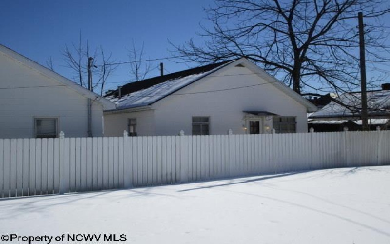 611 B Main Street, Elkins, West Virginia 26241, 2 Bedrooms Bedrooms, 4 Rooms Rooms,1 BathroomBathrooms,Single Family Detached,For Sale,Main,10163327