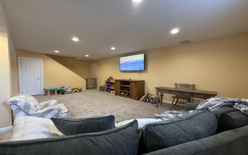 280 Deerfield Circle, Kingwood, West Virginia 26537, 4 Bedrooms Bedrooms, 12 Rooms Rooms,3 BathroomsBathrooms,Single Family Detached,For Sale,Deerfield,10163344