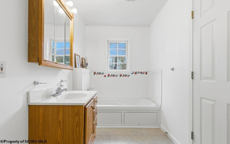 46 Oakridge Lane, Bridgeport, West Virginia 26330-0000, 3 Bedrooms Bedrooms, 6 Rooms Rooms,2 BathroomsBathrooms,Single Family Detached,For Sale,Oakridge,10163372