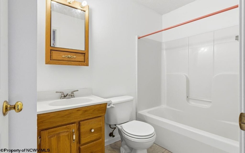 46 Oakridge Lane, Bridgeport, West Virginia 26330-0000, 3 Bedrooms Bedrooms, 6 Rooms Rooms,2 BathroomsBathrooms,Single Family Detached,For Sale,Oakridge,10163372