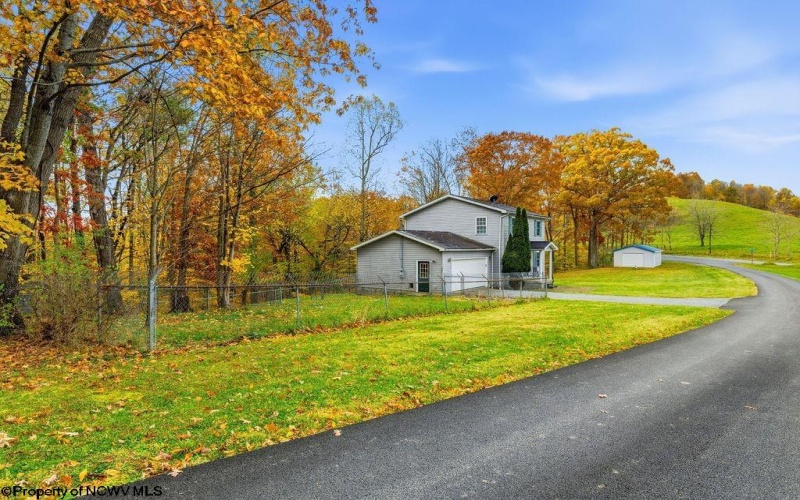 46 Oakridge Lane, Bridgeport, West Virginia 26330-0000, 3 Bedrooms Bedrooms, 6 Rooms Rooms,2 BathroomsBathrooms,Single Family Detached,For Sale,Oakridge,10163372