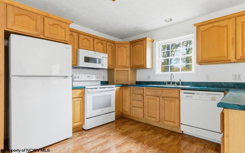 46 Oakridge Lane, Bridgeport, West Virginia 26330-0000, 3 Bedrooms Bedrooms, 6 Rooms Rooms,2 BathroomsBathrooms,Single Family Detached,For Sale,Oakridge,10163372