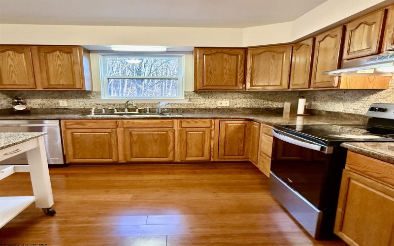 32 Fairway Drive, Mount Clare, West Virginia 26408, 3 Bedrooms Bedrooms, 7 Rooms Rooms,2 BathroomsBathrooms,Single Family Attached,For Sale,Fairway,10163400