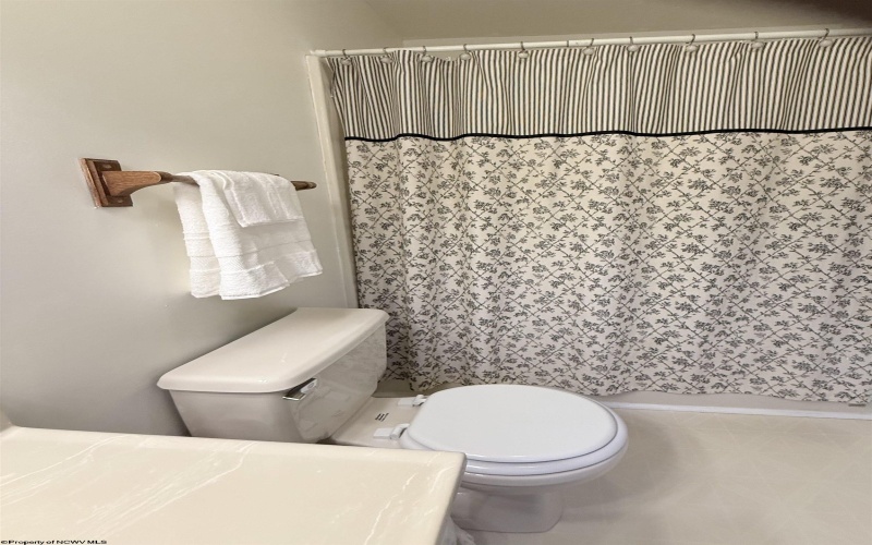 32 Fairway Drive, Mount Clare, West Virginia 26408, 3 Bedrooms Bedrooms, 7 Rooms Rooms,2 BathroomsBathrooms,Single Family Attached,For Sale,Fairway,10163400