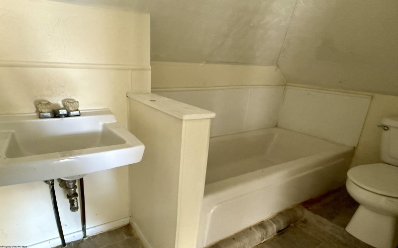 1005 Locust Avenue, Fairmont, West Virginia 26554, ,Multi-unit/income,For Sale,Locust,10163417