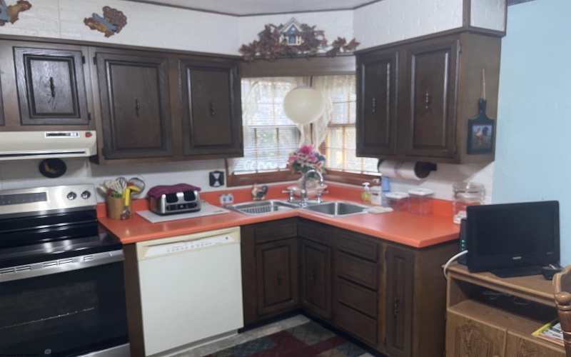 611 Broad Street, Weston, West Virginia 26452, 2 Bedrooms Bedrooms, 5 Rooms Rooms,1 BathroomBathrooms,Single Family Detached,For Sale,Broad,10163456
